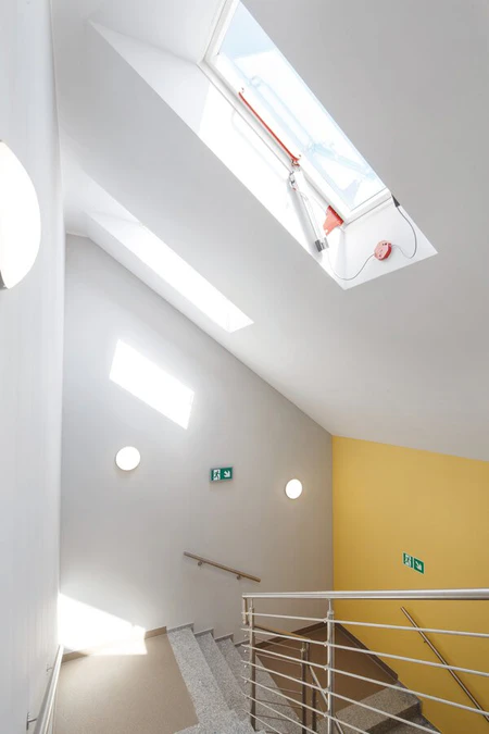 Okno dachowe drewniane oddymiające białe Fakro FSU P2 FSC 114x118