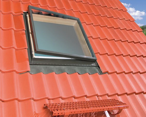 Okno dachowe wyłazowe drewniane z kołnierzem Fakro WLI Szarobrązowy RAL 7022